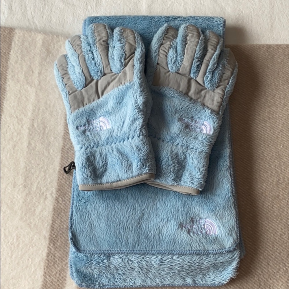 Set- scarf and gloves